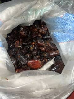 Dates. 
کجھور 
بکریوں اور بڑے جانوروں کے لئے کجھوریں،