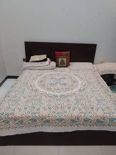 Bed with mattress size 5/6