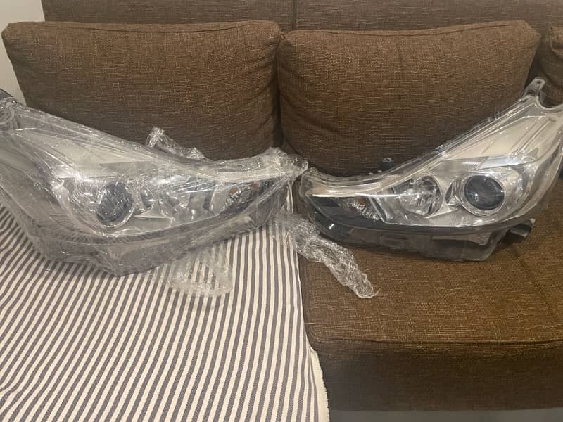 toyota Prius alpha head lights pair 0