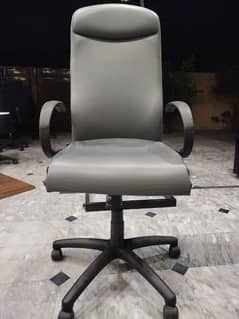 workstation table/ Master office chairs