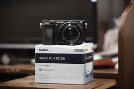 Sony camera A 6300 Bhi lens Sath kit lens 16-50 hai