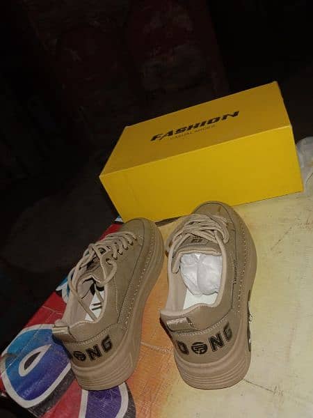 Camel color Sneakers 4