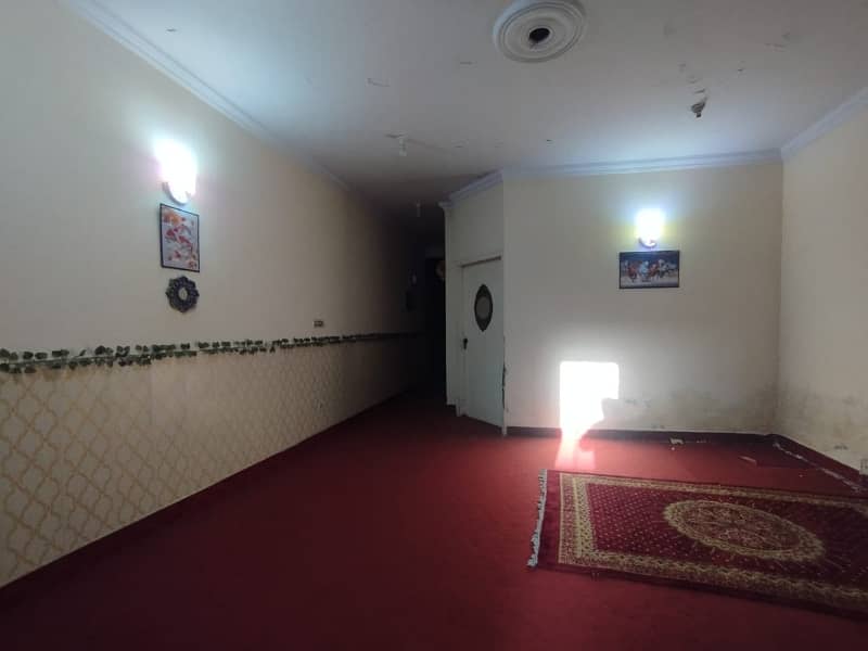 Commercial Office space available for rent in Makkah center moon Market Iqbal town second floor for it office call center executive office etc 5