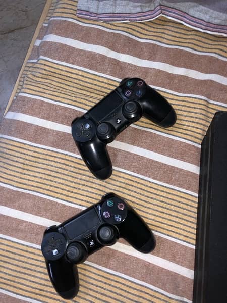 PS4 PRO 1TB BLACK WITH BOX 4