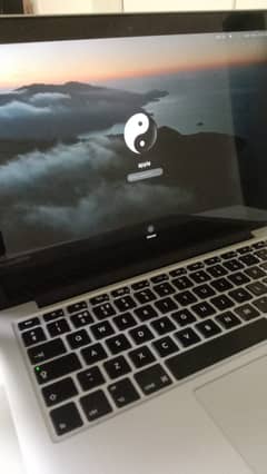 Macbook 2015 Pro 8 GB Ram 256GB SSD 9/10 Condition