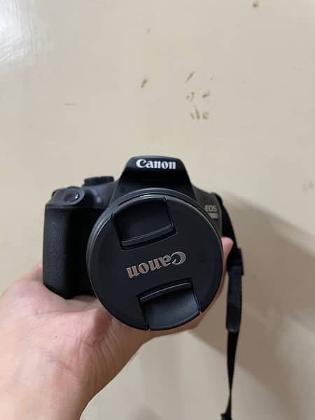 Canon 1300d DSLR in 10/10 condition 1