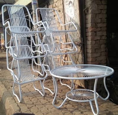 Set of 6 Chairs & 1 Round Table/Manufacturer