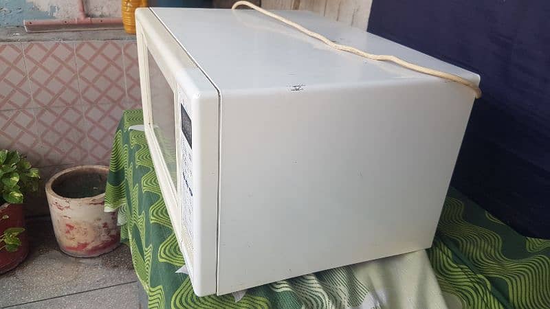 Dawlance Microwave oven for sale. 8