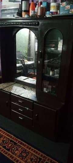 dressing table in good condition made of tali