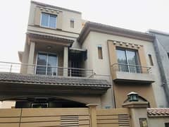 10 Marla House For Rent in Bahria Town Lahore