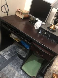 Used Desktop Computer with Computer Table