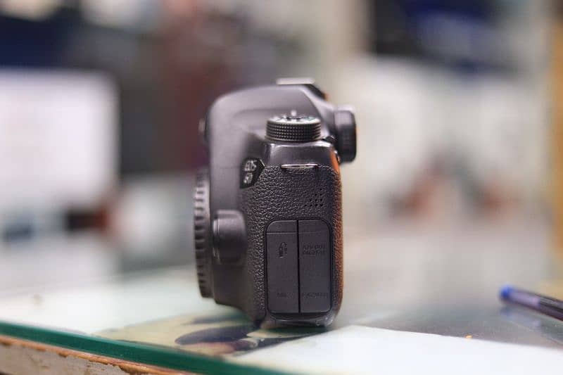 Canon 6D body in around 40k sc 4