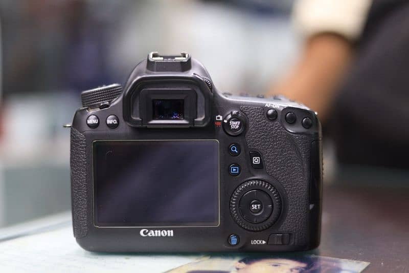 Canon 6D body in around 40k sc 1