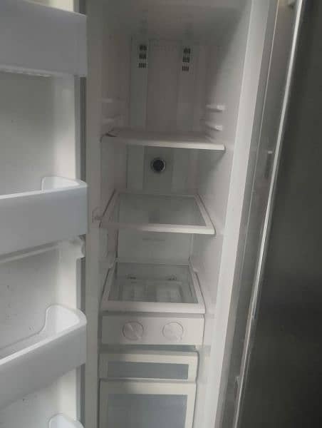 Large size double door fridge 4