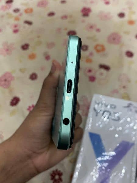 Vivo Yo3 4+4 128 total genuine only box open 25 day used only New 5