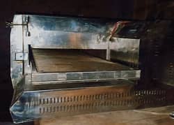 conveyor Oven makes pizza