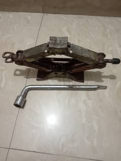 car jack and wheel Pana