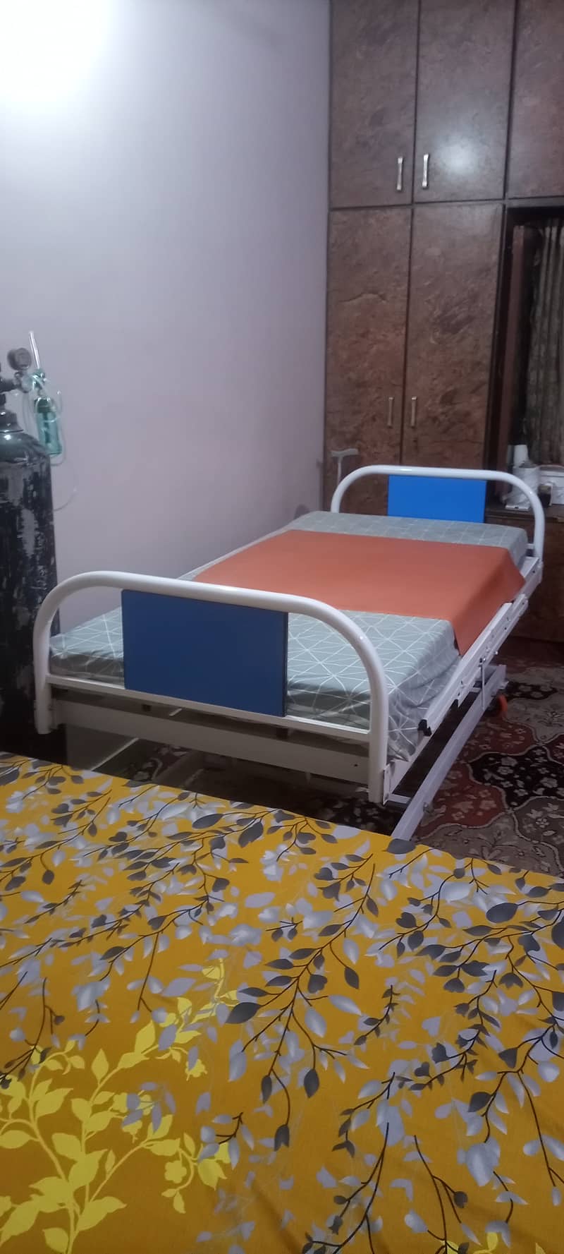 ICU Bed 3 Function. Hospital Bed, Patient Bed. Commode Chairs, Cylinde 2