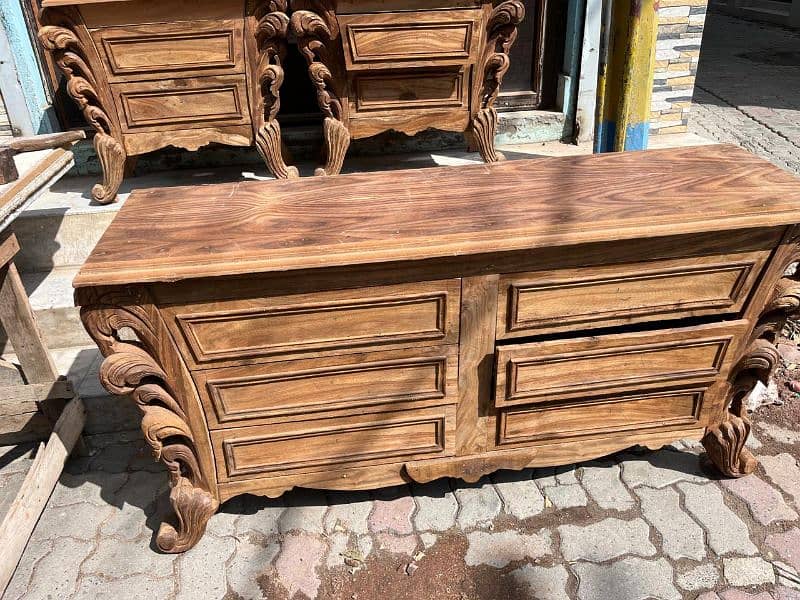 CHINOT WOOD KING SIZE BED ALSO SIDE TABLES AND DRESSING TABLE 4