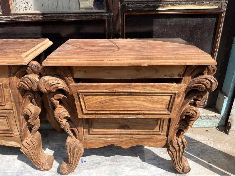 CHINOT WOOD KING SIZE BED ALSO SIDE TABLES AND DRESSING TABLE 5