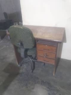 computer table and chair