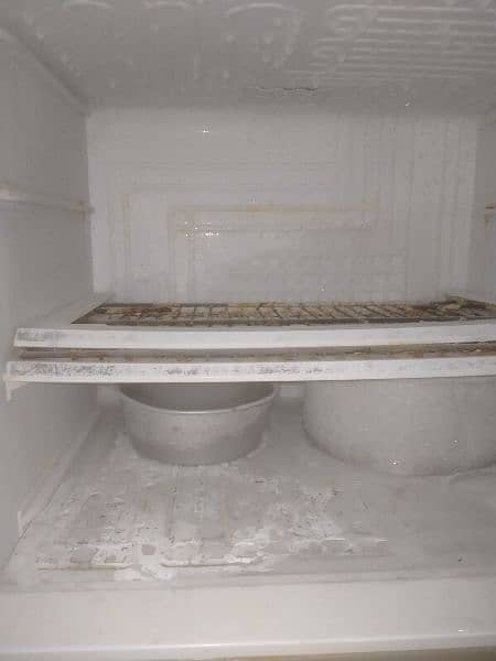 pel company ka fridge use me hain 2