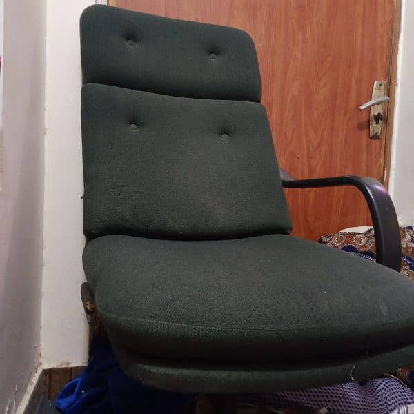 rolling chair used in office 3