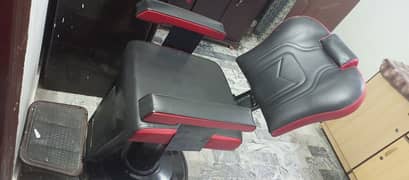 saloon chair behtreen condition hai