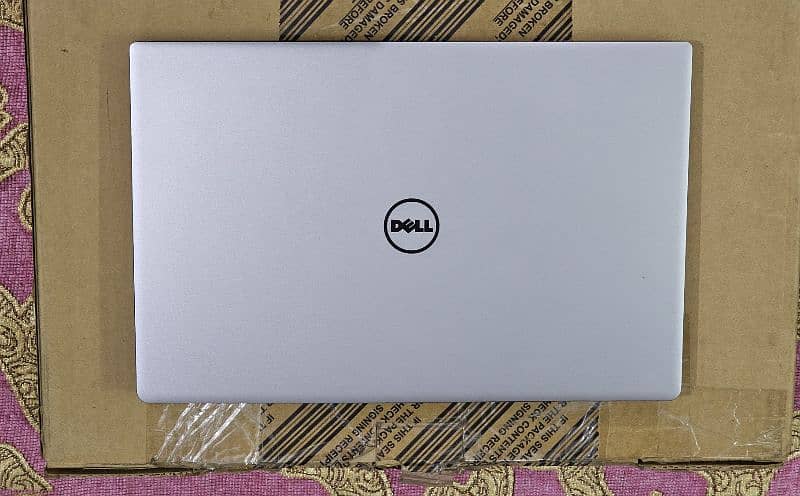 Dell XPS 13 9350 Core i7 6th Generation/8GB/256GB/QHD Touch Display 5