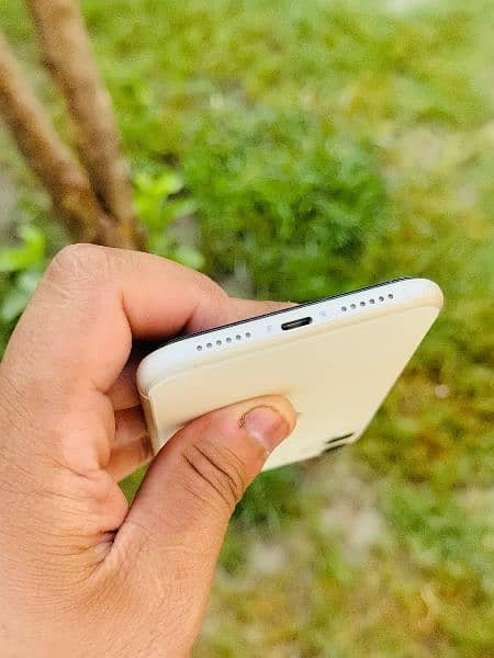 IPHONE 11 WHITE 2