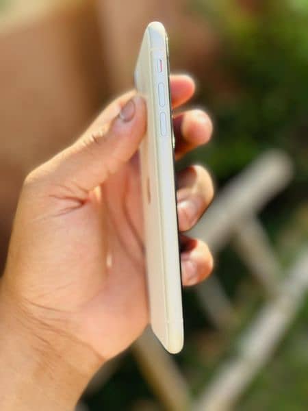 IPHONE 11 WHITE 3