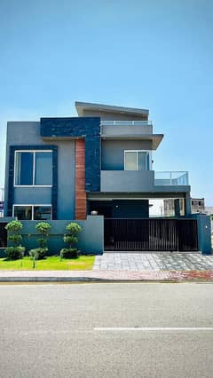 10 Marla Beautiful Modern House For Sale! 0