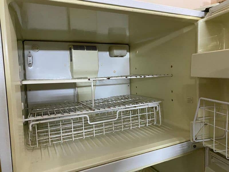 American brand refrigerator for sale good condition 2