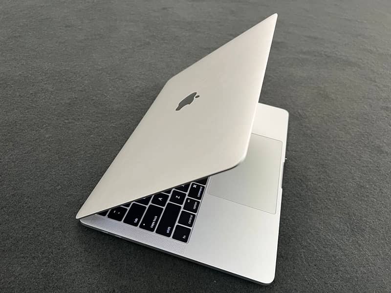 Apple mackbook pro 2016-17 1