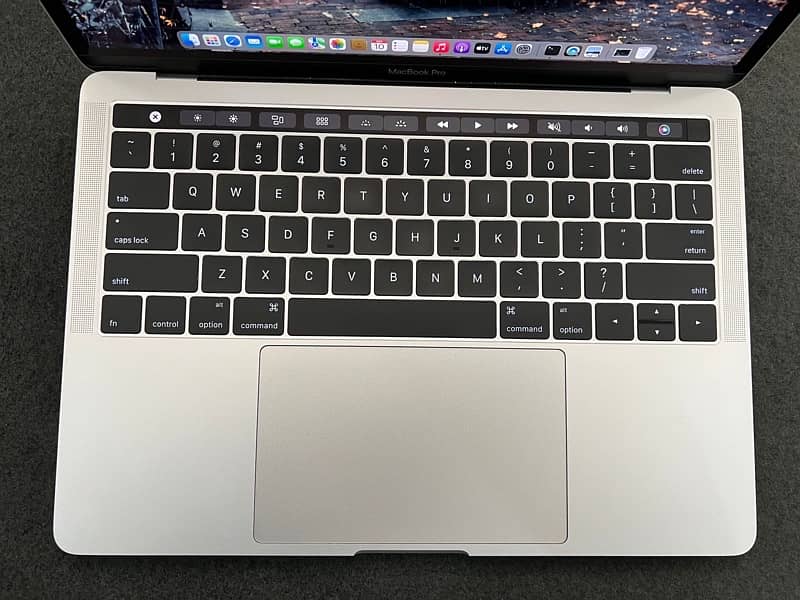 Apple mackbook pro 2016-17 7