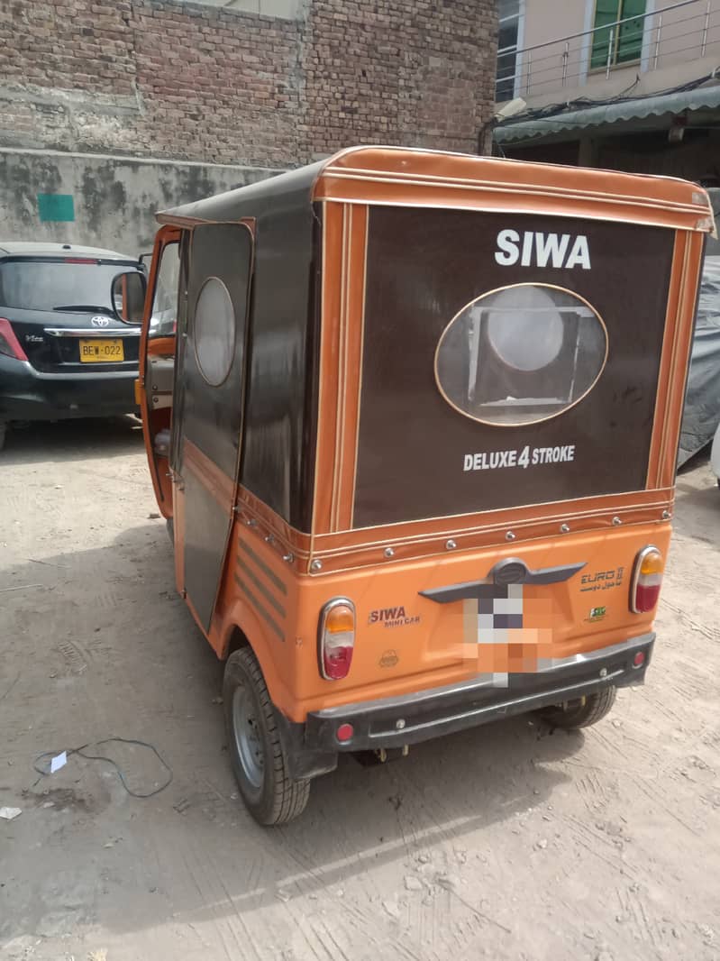 Auto rickshaw for pick and drop service 1