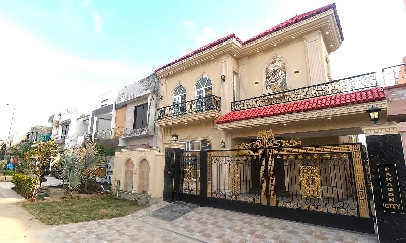 10 Marla, Extra Lavish House Available AT Top Location of Orchard 1 block 1