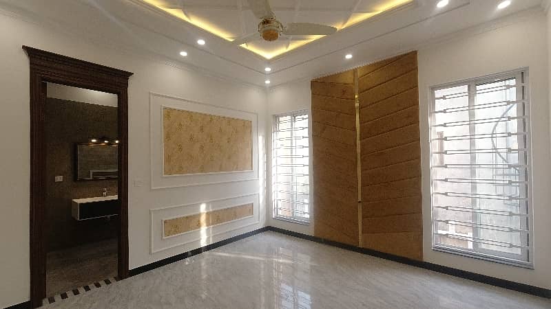 10 Marla, Extra Lavish House Available AT Top Location of Orchard 1 block 15