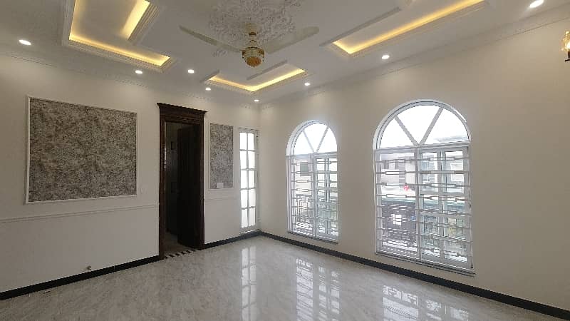 10 Marla, Extra Lavish House Available AT Top Location of Orchard 1 block 17