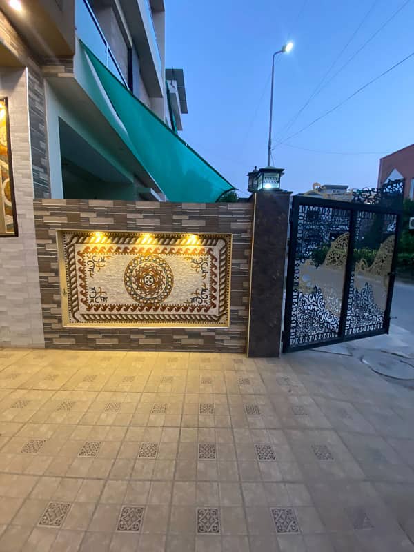 7 MARLA HOUSE FOR SALE IN EXECUTIVE BLOCK PARK VIWE CITY LAHORE 1