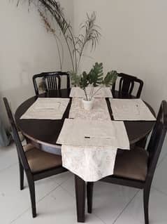 Dinning table for sale 1 chair is demage