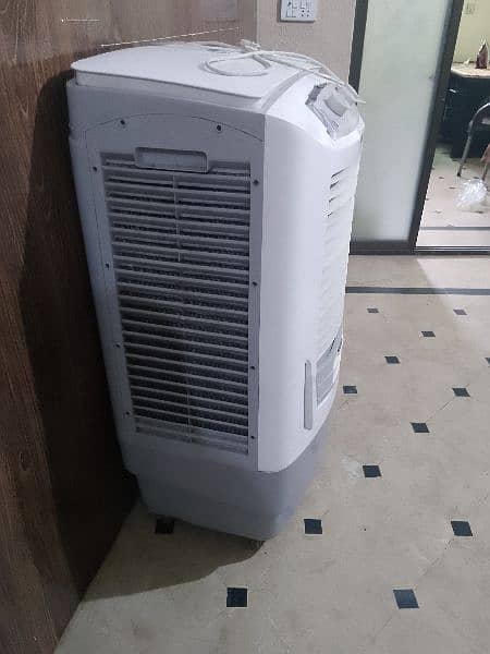 Air cooler only 2 months used with ice gel bags 2