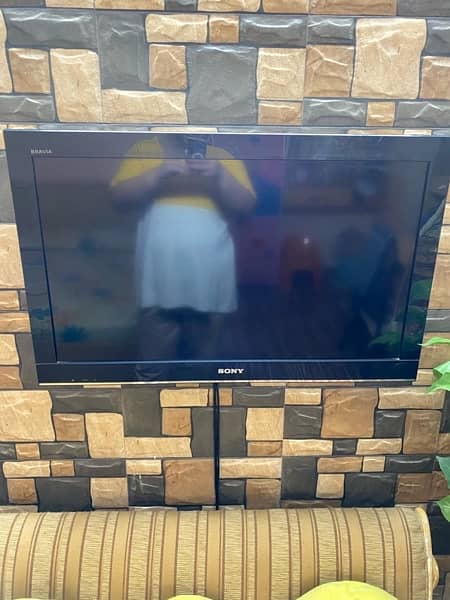 Sony Bravia 32" LCD TV with wall bracket (Not Smart) 1