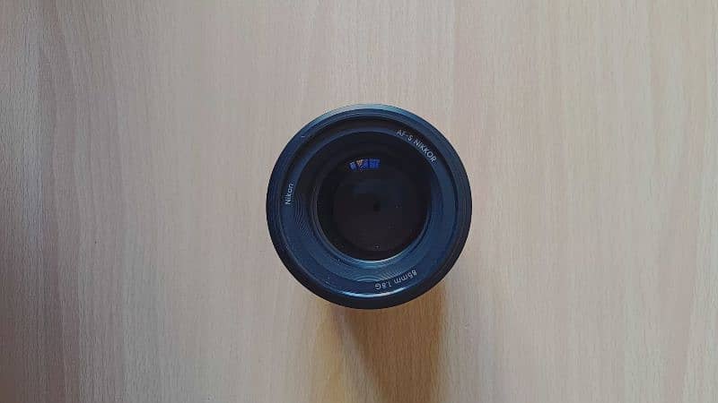 Nikon 85mm f/1.8G lens with box 3