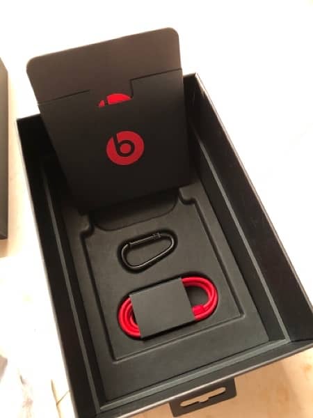 Beats Studio3 Wireless Over-Ear Headphones - Defiant Black-Red 2