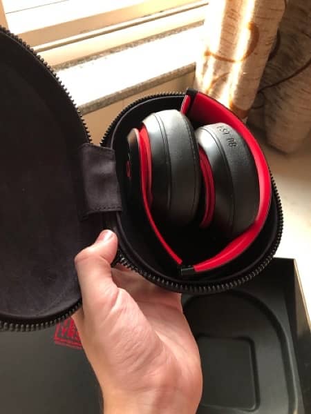 Beats Studio3 Wireless Over-Ear Headphones - Defiant Black-Red 4