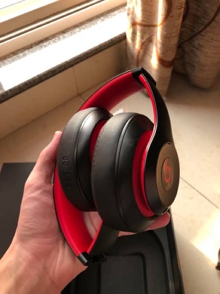 Beats Studio3 Wireless Over-Ear Headphones - Defiant Black-Red 5