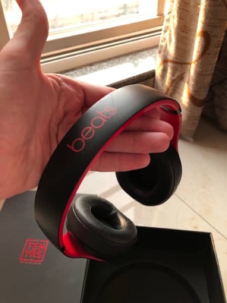 Beats Studio3 Wireless Over-Ear Headphones - Defiant Black-Red 8