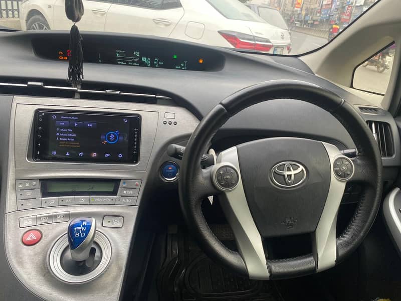 Toyota Prius 2013 S 1.8 12