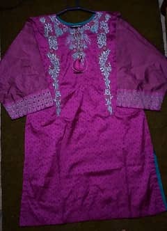 Elegant 3-Piece Magenta Embroidered Lawn Suit by J. – Unused